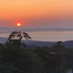 新緑の大山と夕日が沈む日本海